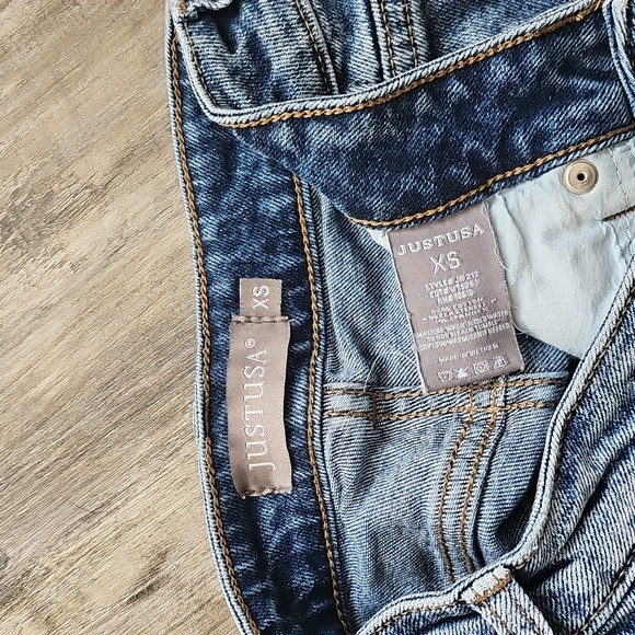 Womens jean shorts - Picture 3 of 3